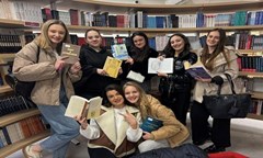 първокурсници-от-публична-администрация-посетиха-университетската-библиотека-в-р