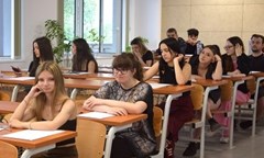 над-400-зрелостници-се-явиха-на-последния-предварителен-изпит-по-бел-за-прием-в-